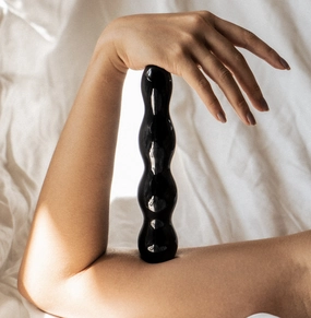 ONNA RAVEN FLOURISH- Deep penetration obsidian pleasure wand